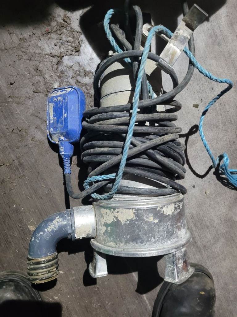 Water submersion pump untested as no plug on 