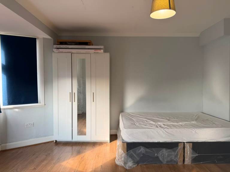 Spacious  First Floor Studio Flat in Brent cross - DSS Welcome 