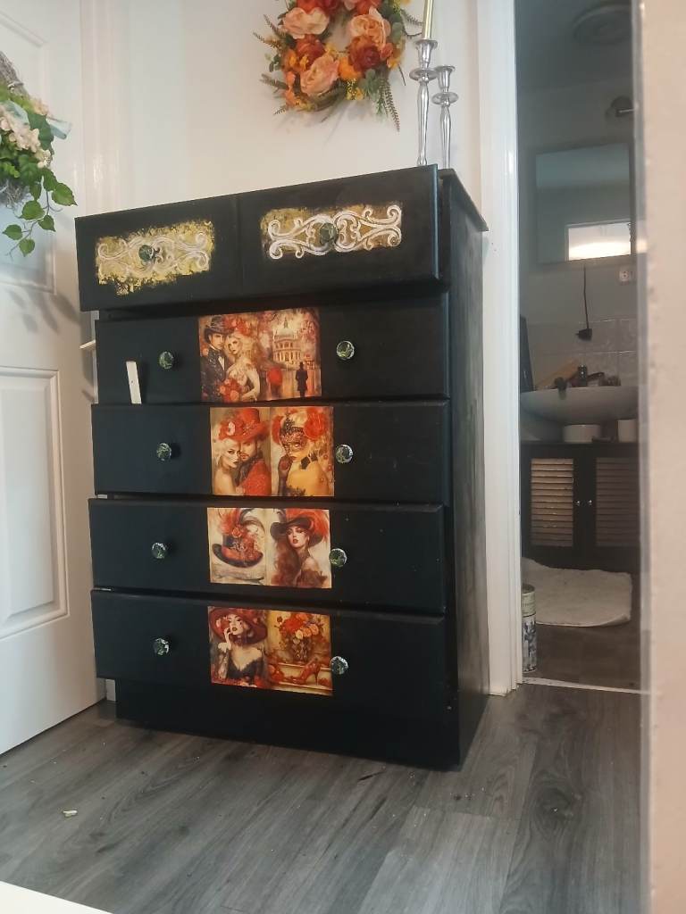 Chest of drawers 