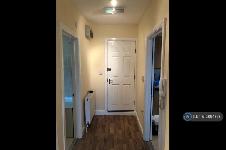 1 bedroom flat in Ledbury Road, Croydon, CR0 (1 bed) (#2864378)
