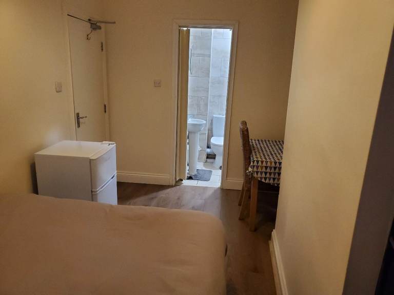 Full Ensuite Bedroom- Newcastle City Center - 650 PCM-NO AGENTS