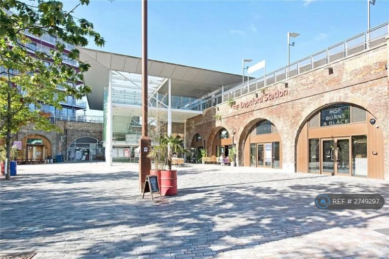 1 bedroom flat in Deptford High Street, London, SE8 (1 bed) (#2749297)