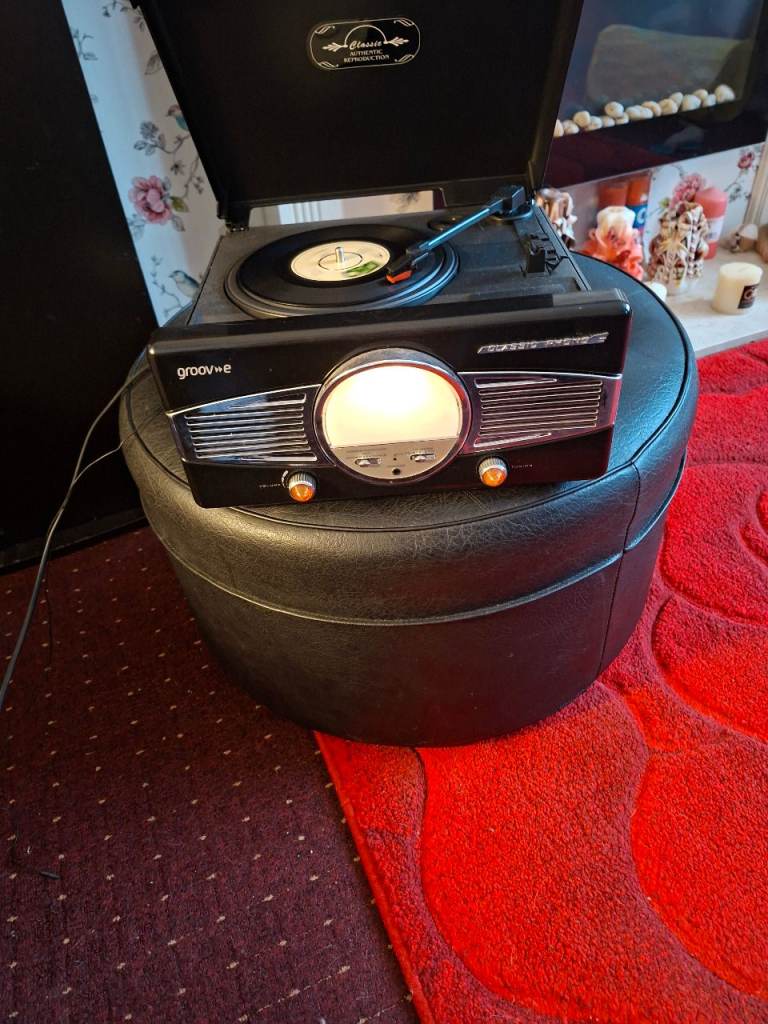 Groov-e Classic Authentic Reproduction Record Player - Good Condition