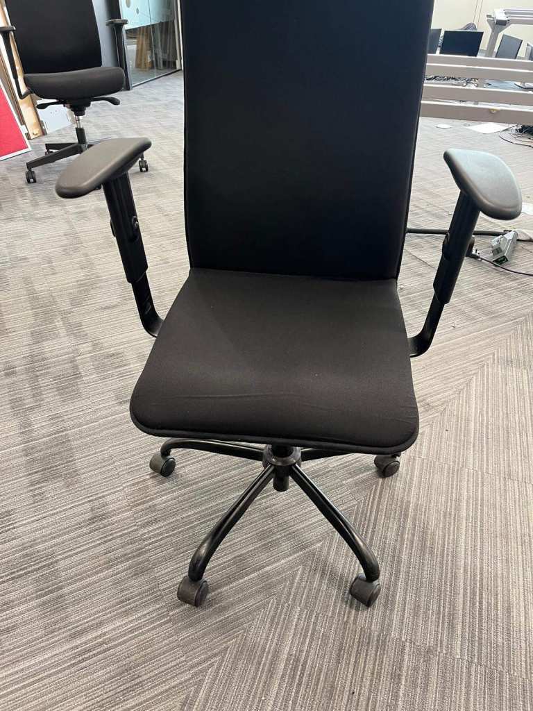 Black Office Chair with Armrests and Wheels – Good Condition