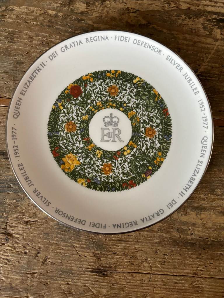 Crown Staffordshire Queen Elizabeth Commemorative Silver Jubilee Plate 1952 -1977