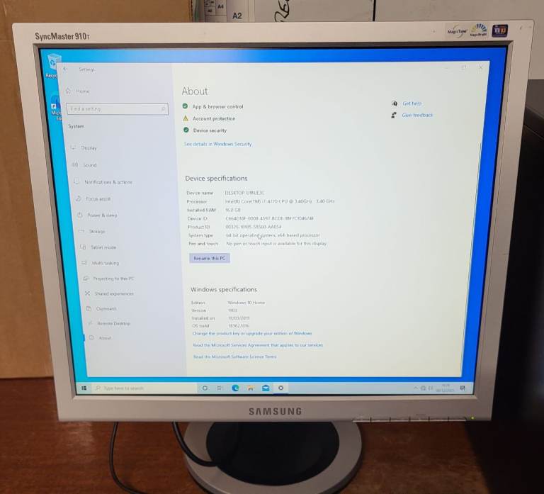 DESKTOP PC WITH MONITOR, KEYBOARD AND MOUSE