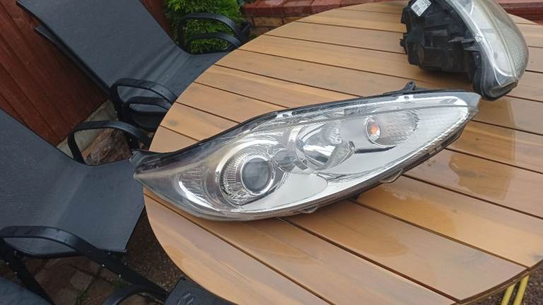Ford fiesta Mk7 pair of head lights one of the bracket s slightly broken but still able to use £65