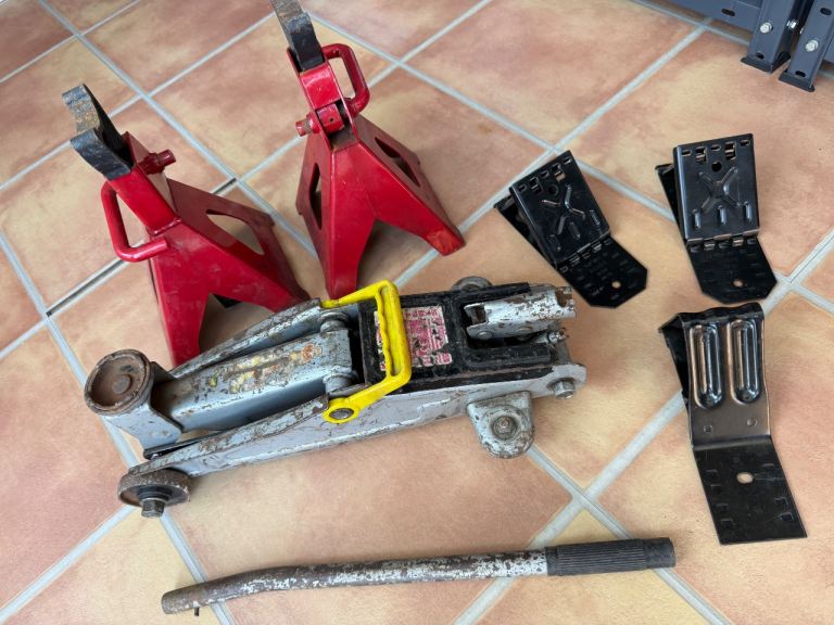 Trolley Jack + 2 x Axle Stands + 3 x wheel chocks 