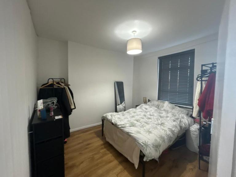 Bright Double room near to station available for Rent