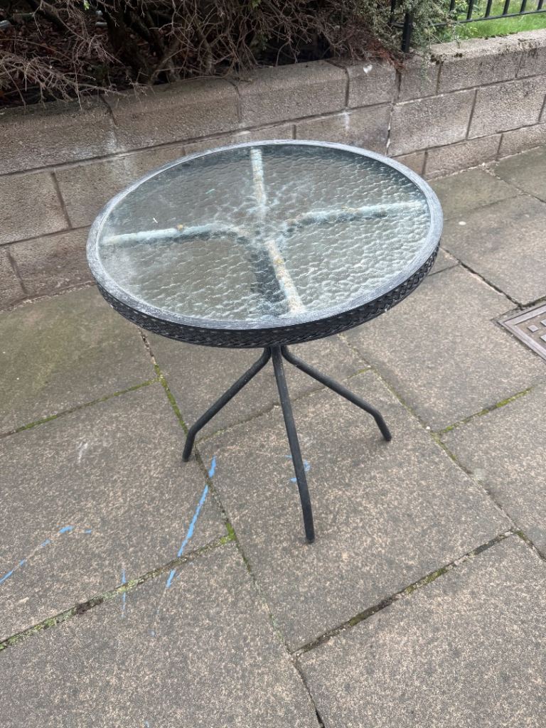 Round garden table 
