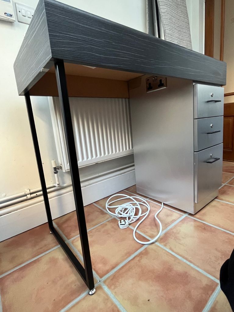 REM Florence Manicure Table 