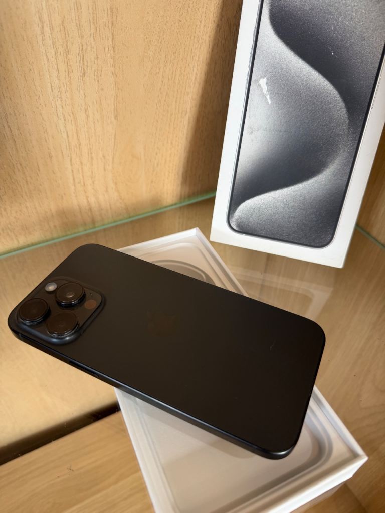 Apple iPhone 15 pro max 1Tb Black  Titanium unlocked like new 