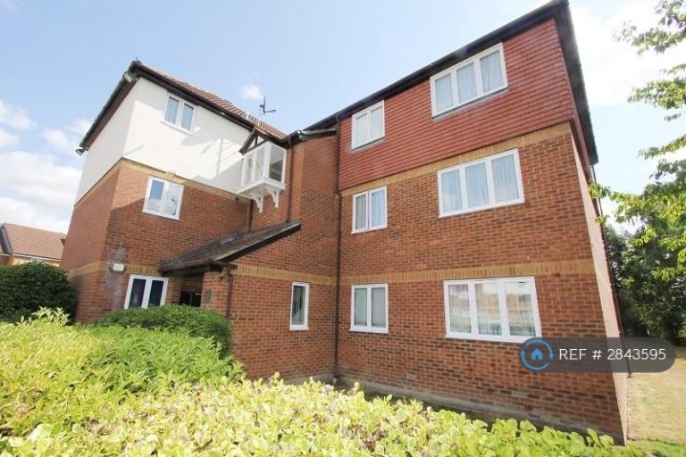 2 bedroom flat in Ross Court, Edgware, HA8 (2 bed) (#2843595)