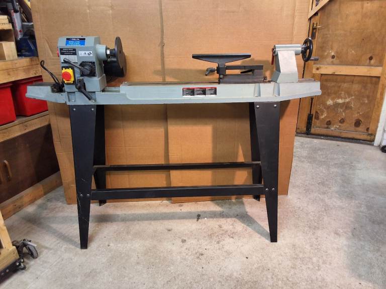 Delta 46-255 variable speed wood turning lathe