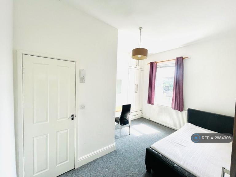 1 bedroom flat in High Street, Wombwell, Barnsley, S73 (1 bed) (#2884308)