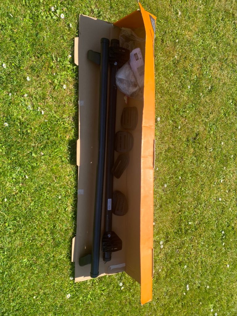 Halfords Roof bars *Mercedes models attached*