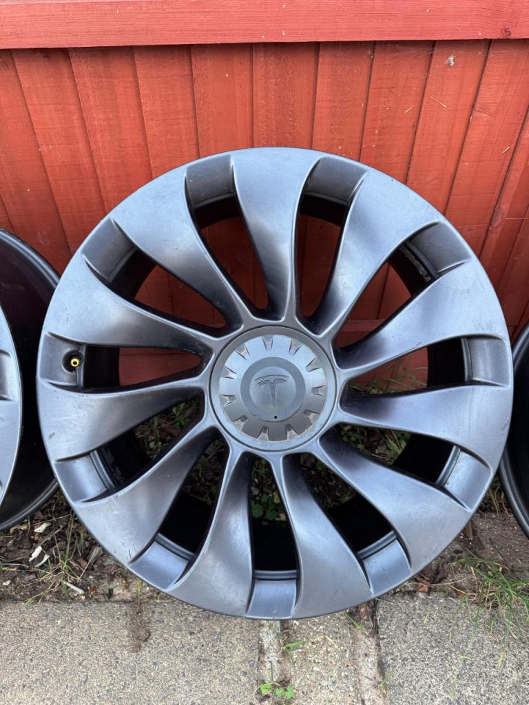 Tesla Model 3 Performance 20” Uberturbine alloy with centre cap