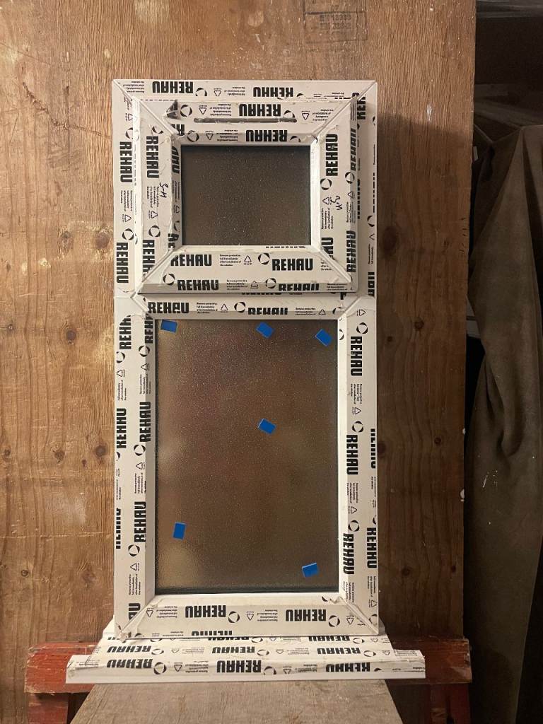 H 89.5 x W 42.5 cm-SMALL BRAND NEW REHAU UPVC DOUBLE GLAZED WINDOW OBSCURE (BATHROOM) (REF: SJ477) 