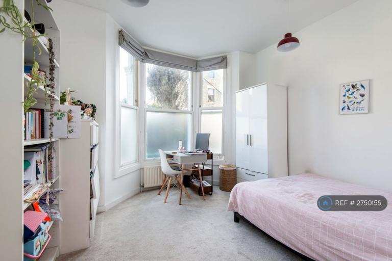 3 bedroom flat in Leander Road, London, SW2 (3 bed) (#2750155)