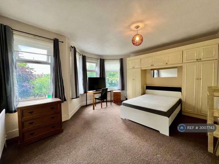 2 bedroom flat in Frobisher Road, London, N8 (2 bed) (#3007743)