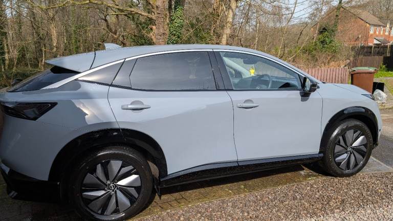 Nissan Ariya Advance 87kWh Ceramic grey with Sky pack and 22kW Charger option