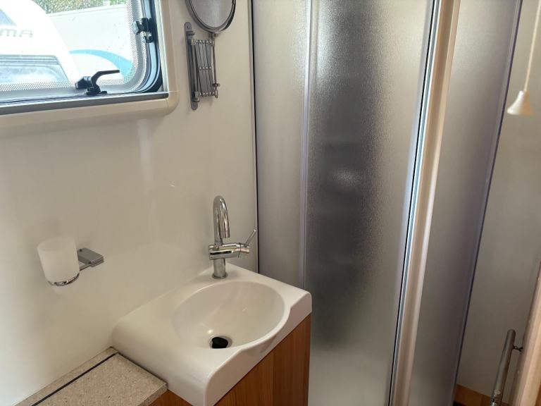  BAILEY UNICORN VIGO - FIXED TRANSVERSE ISLAND BED CARAVAN + MOTORMOVER 