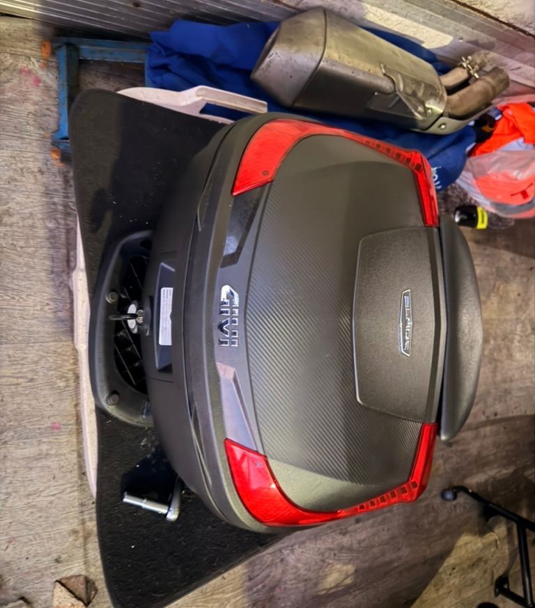 Givi blade 47ltr motorbike top box with plate