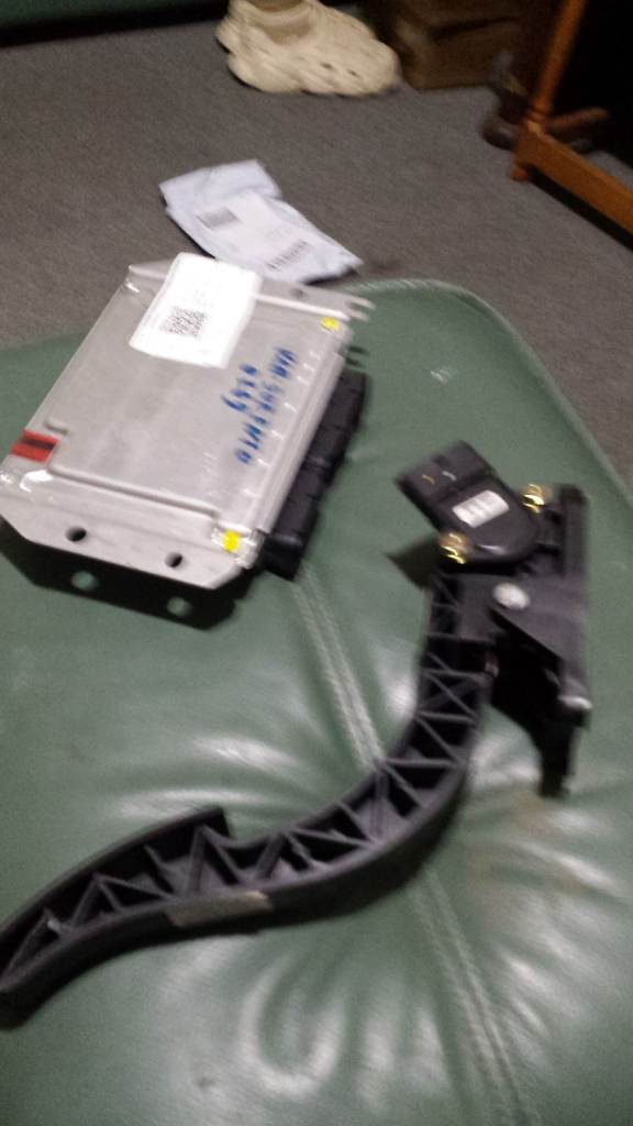 2005 onward Kia Sorento 2.5 Diesel Automatic ECU and Throttle Pedal PWO VGC