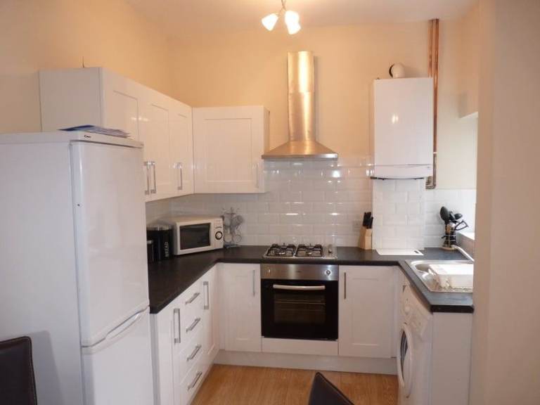 Furnished double room £500 a month bills included