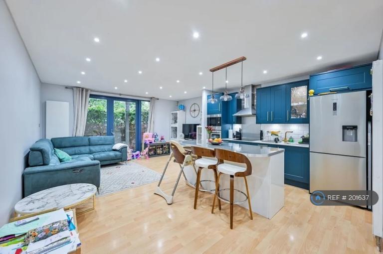 2 bedroom flat in Farnsworth Court, London, SE10 (2 bed) (#201637)