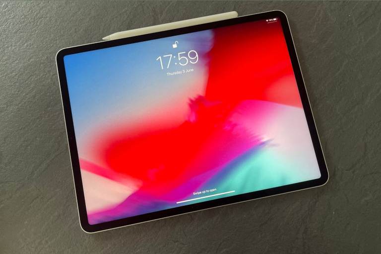 Apple iPad Pro 12.9 6th generation 128gb + Apple Pencil