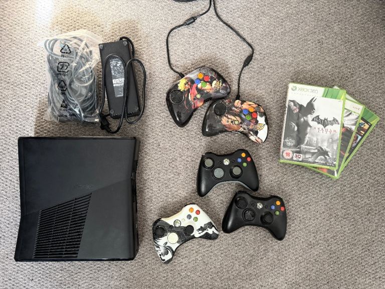 Xbox 360 Slim console (250GB) + controllers + games 