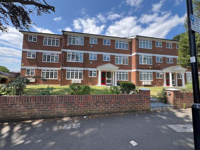 1 bedroom flat in Witham Road, Isleworth