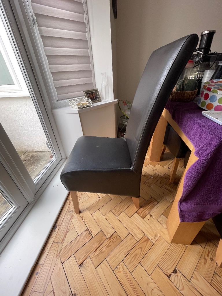 Black Faux Leather Dining Chairs with ith Wooden Legs – jGood Condition