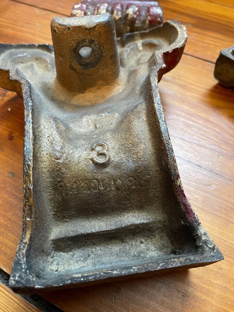 Vintage heavy metal bath claws / feet 