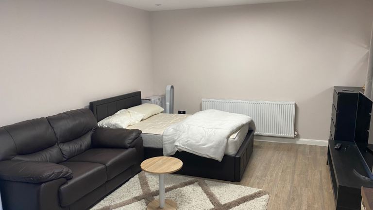 Immaculate Self Contained Studio Flat
