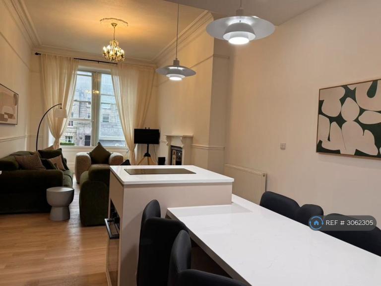2 bedroom flat in Crighton Place, Edinburgh, EH7 (2 bed) (#3062305)