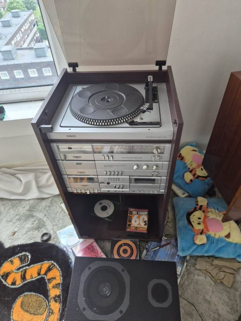 FIDELITY Stereo System with Turntable, Tuner & Speakers