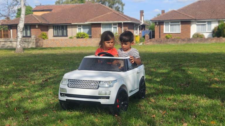 Kids Range-Rover Vogue SVR Sport-Style 12v Electric Battery Ride on Car-White