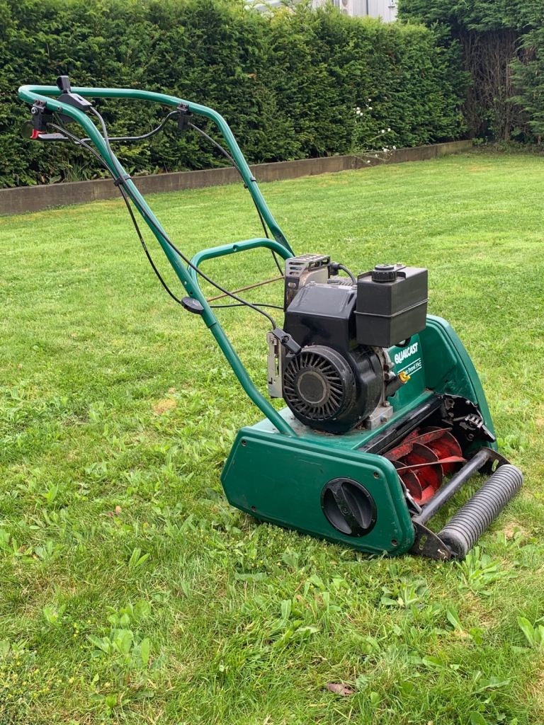 Qualcast Classic Petrol 35s Self Propelled Lawnmower Mower with Scarifier Cassette and Grass Box.