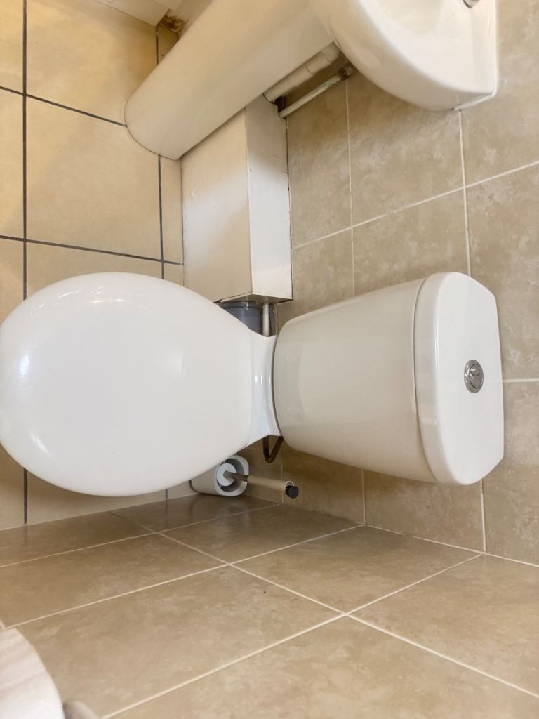 Complete White Bathroom Suite – Good Condition