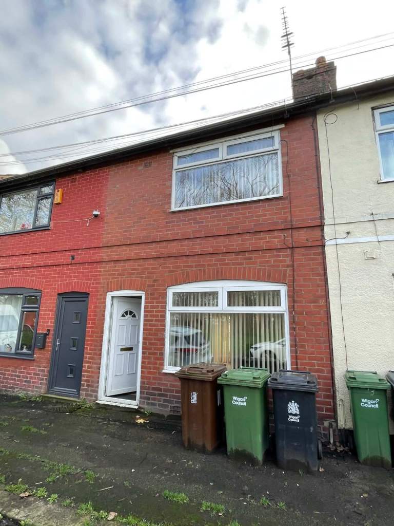 For rent 2 bedroom house in Leigh for £825