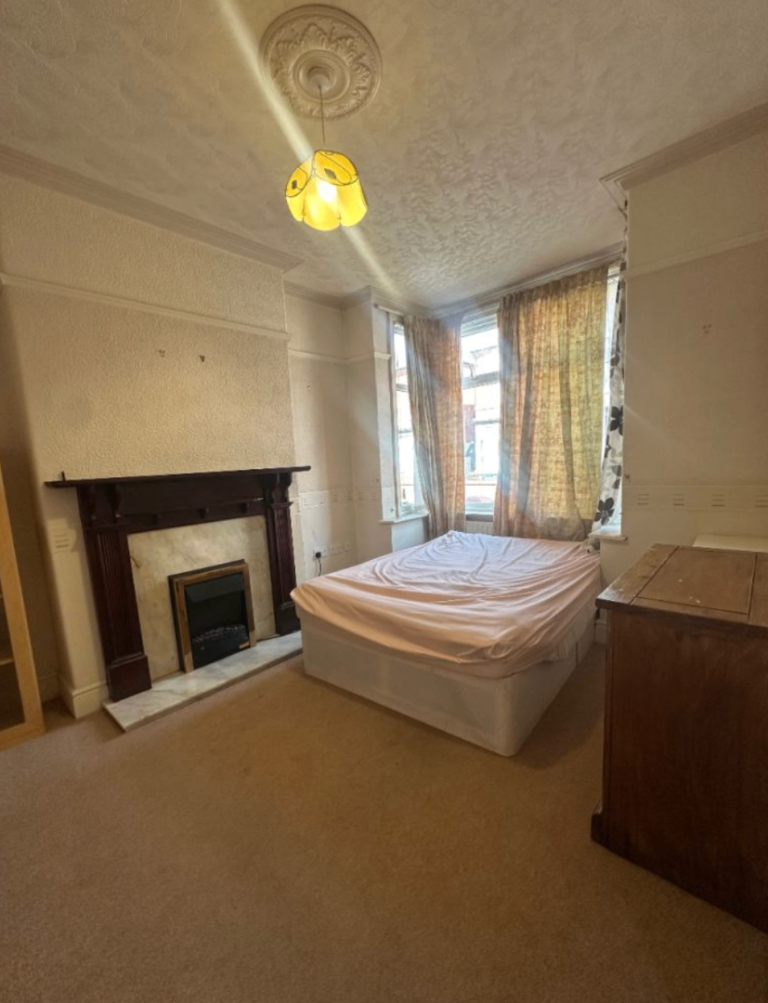 Modern 3-Bedroom House | Furnished | Fitted Kitchen | Parking | Haddon St, Salford, Manchester - M6