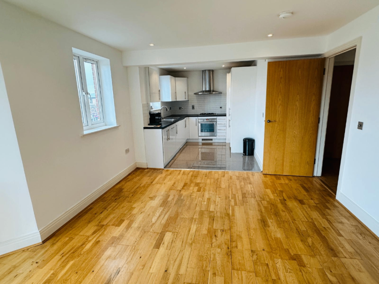 2Bed, 2bath 1st floor flat to rent in South Ruislip - Chaucer Court Ruislip, London