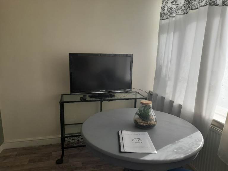 1 Bedroom Apartment in a Semi-Detached House, near Leagrave - L&D Hospital