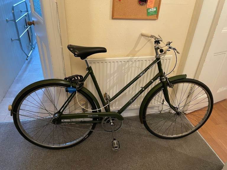 Vintage Green City Bike – Good Condition