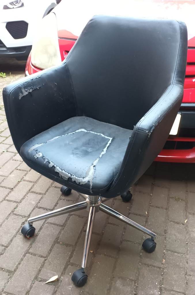 Hydraulic office chair on wheels