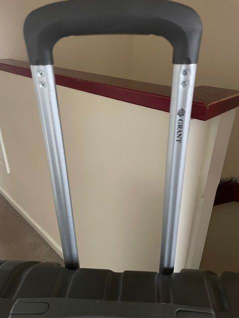 2x Large Hard Shell Suitcases – Excellent Condition – Matching Set – Grey