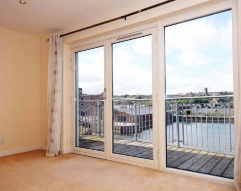 2-Bed City Quay Flat | Scenic Views | Secure Entry | Walk to Town, Station & Uni | Modern Apartment