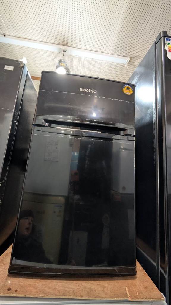 ELECTRIQ 84.5CM BLACK UNDERCOUNTER FRIDGE FREEZER-70/30 SPLIT-56L FRIDGE-24L FREEZER-NEW GRADED